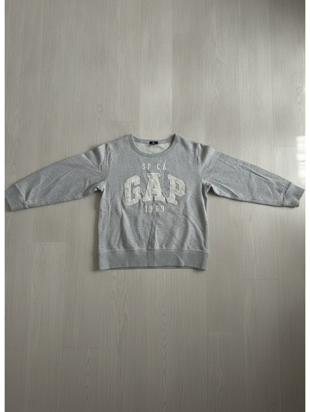 Gap Women's Gray Crew Neck Sweatshirt Large with Embroidered Logo, New with Tags